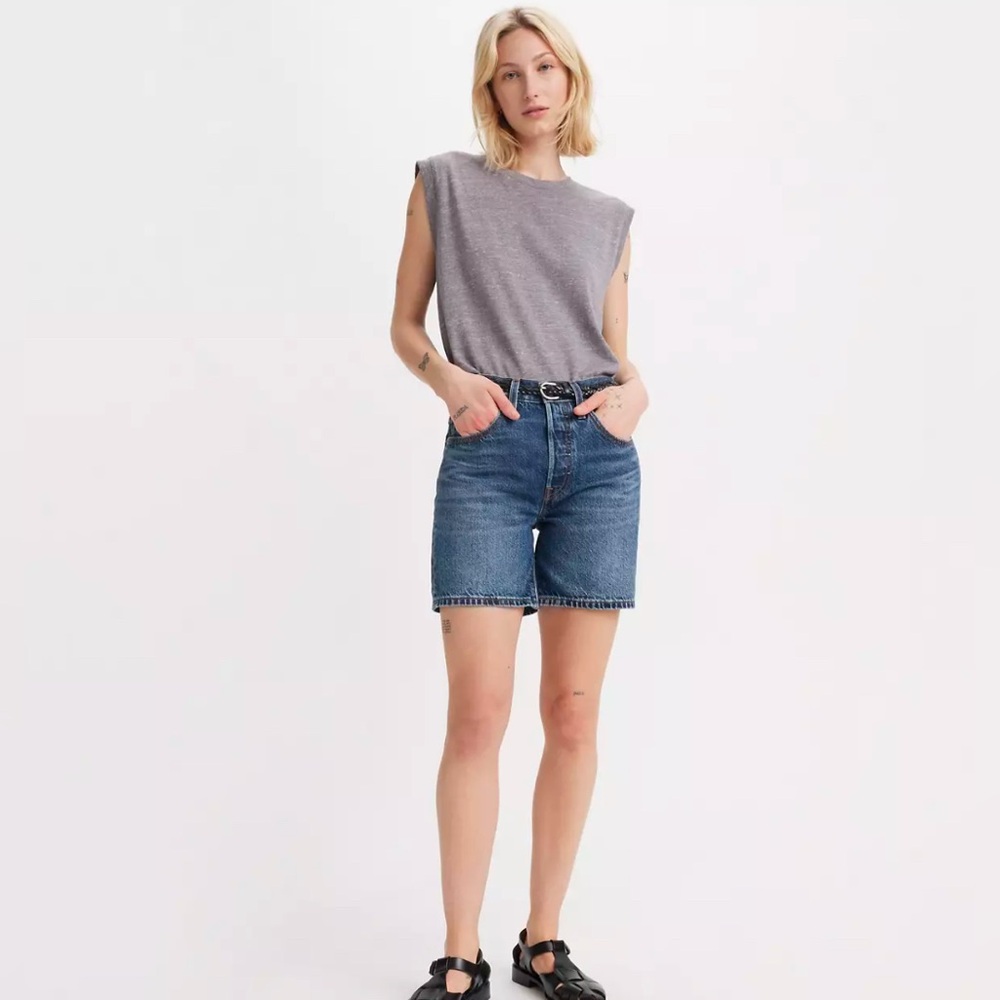 SOLD Levi’s 501 Mid Thigh Jean Shorts Dark Wash 32